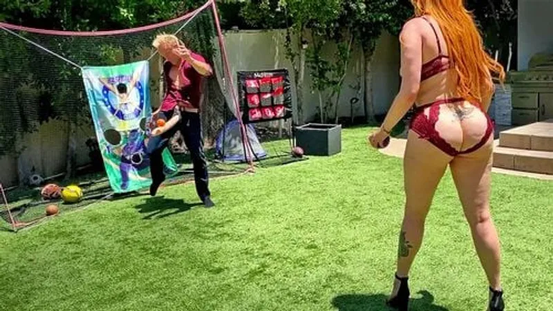 Lớn đít redhead milf lượt dương vật bóng với bước đi son39s khổng lồ trắng buồi