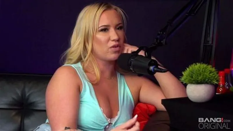 Busty pornstar tham gia podcast và được một creampie